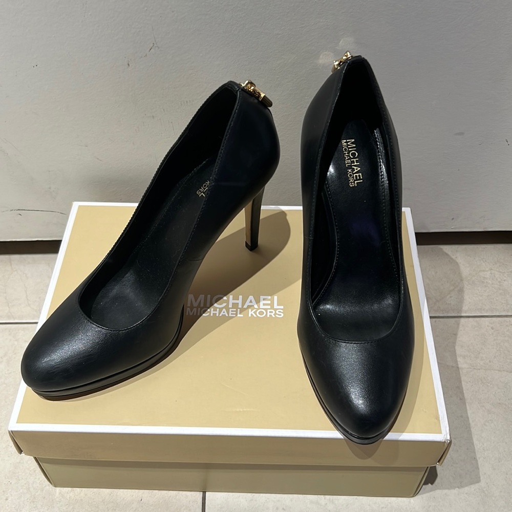 PRELOVED MICHAEL KORS ANTOINETTE PUMP LEATHER in Black